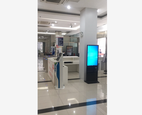 宣城涇縣政務(wù)中心43寸立式查詢機，帶刷二代身份證功能